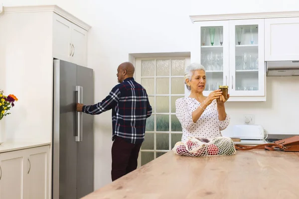 Mutfakta Paketleri Boşaltan Yaşlı Çiftler Var Yaşam Tarzı Emeklilik Yaşlı — Stok fotoğraf