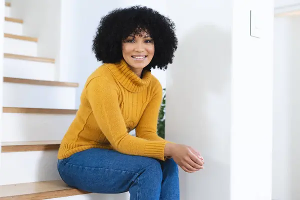 Mulher Americana Africana Feliz Sentada Nas Escadas Casa Espaço Cópia — Fotografia de Stock