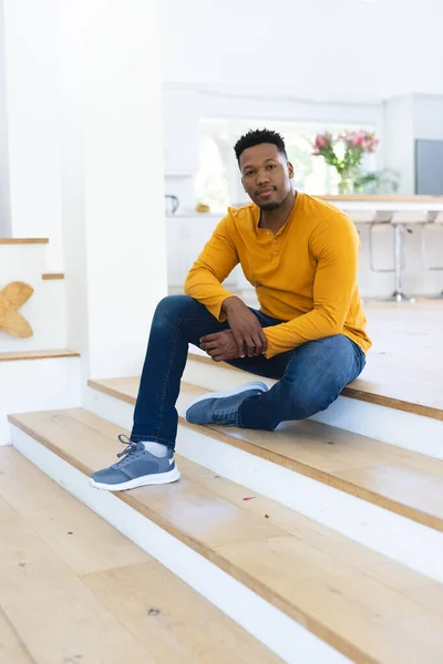 Uomo Afroamericano Seduto Sulle Scale Casa Ricevi Spazio Espressione Gesticolazione — Foto Stock