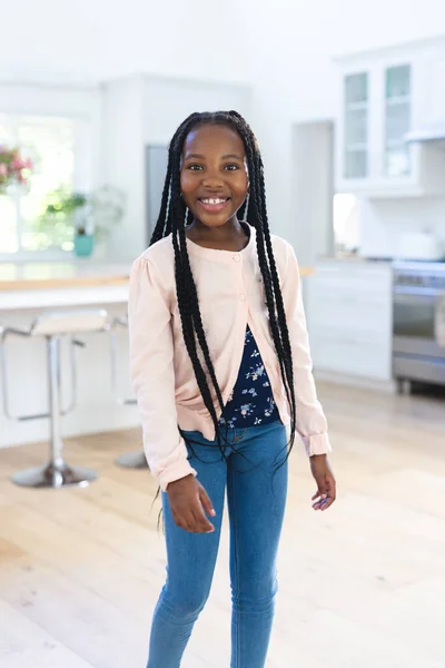 Szczęśliwa Afroamerykanka Stojąca Domu Kopiująca Przestrzeń Dzieciństwo Ekspresja Gestykulacja Życie — Zdjęcie stockowe