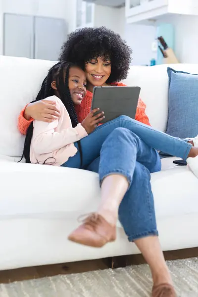 Mutlu Afro Amerikan Anne Kızı Kanepede Kucaklaşıyor Evde Tablet Kullanıyor — Stok fotoğraf