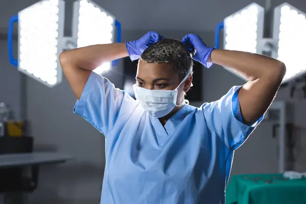 Biraciale Vrouwelijke Chirurg Operatiekamer Met Schort Gezichtsmasker Geneeskunde Gezondheidszorg Chirurgie — Stockfoto
