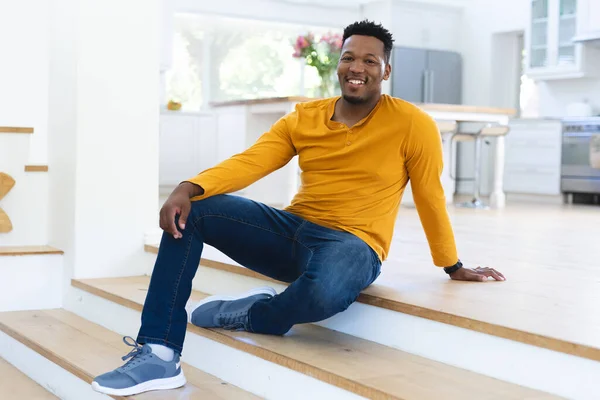 Szczęśliwy Afrykański Amerykanin Siedzący Schodach Domu Kopiujący Przestrzeń Ekspresja Gestykulacja — Zdjęcie stockowe