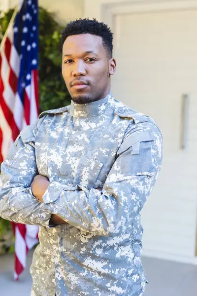 Soldado Afroamericano Pie Con Los Brazos Cruzados Fuera Casa Con — Foto de Stock