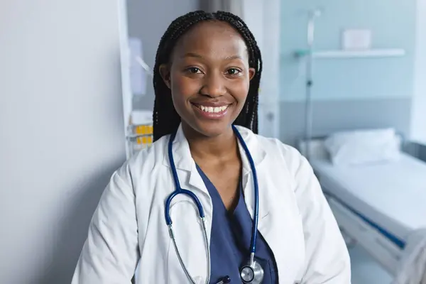 Portrét Šťastné Africké Americké Doktorky Laboratorním Plášti Stetoskopu Nemocničním Pokoji — Stock fotografie