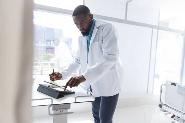 Afro Amerikan Erkek Doktor Tablet Kullanıyor Hastane Odasında Alıyor Boşluğu — Stok fotoğraf
