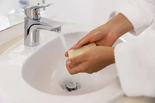 Lavarse Las Manos Mujer Birracial Albornoz Baño Soleado Estilo Vida — Foto de Stock