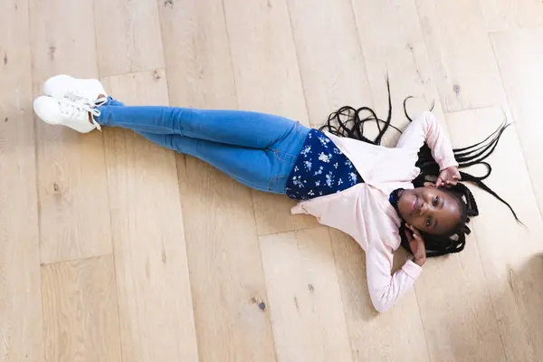 Szczęśliwa Afroamerykanka Leżąca Podłodze Rękami Twarzy Domu Kopiująca Przestrzeń Dzieciństwo — Zdjęcie stockowe