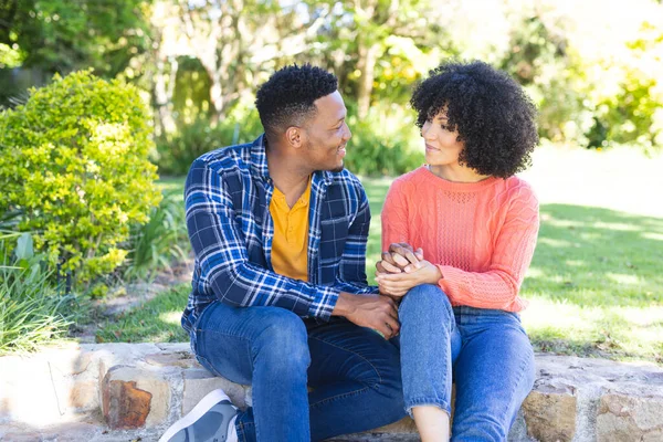 ハッピーアフリカ系アメリカ人のカップルが階段に座り 晴れた庭で手を握り スペースをコピーします アウトドア トータル 変わらない — ストック写真