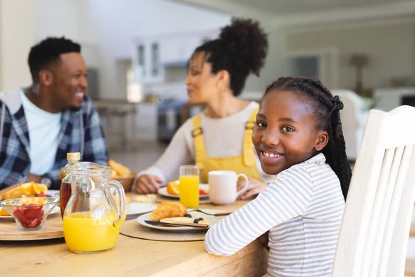 Mutlu Afro Amerikalı Kız Masada Oturuyor Ailesiyle Bir Şeyler Atıştırıyor — Stok fotoğraf