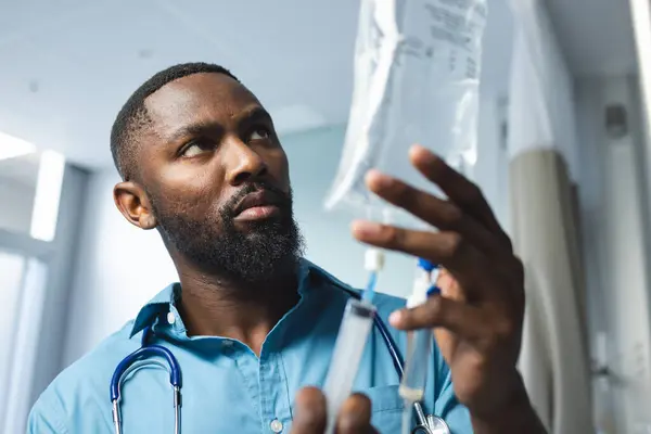 Médico Afroamericano Con Camisa Azul Aplicando Goteo Habitación Del Hospital — Foto de Stock