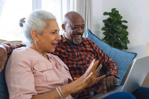 Glückliches Vielseitiges Seniorenpaar Das Auf Dem Sofa Sitzt Sich Umarmt — Stockfoto