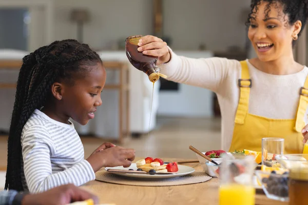 Happy African American Mother Pouring Maple Syrup Fruits Dining Room — Stock Photo, Image