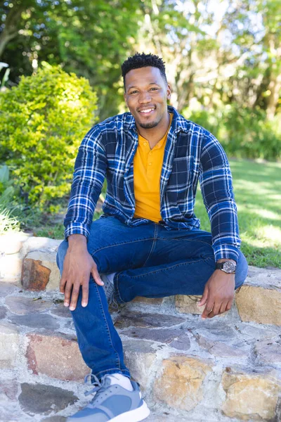 Glücklicher Afrikanisch Amerikanischer Mann Sitzt Auf Einer Treppe Sonnigen Garten — Stockfoto