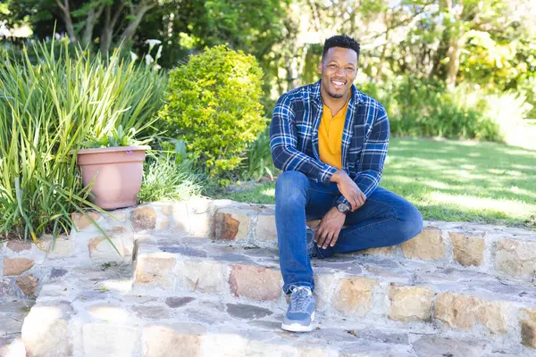 Felice Uomo Afroamericano Seduto Sulle Scale Nel Giardino Soleggiato Copiare — Foto Stock