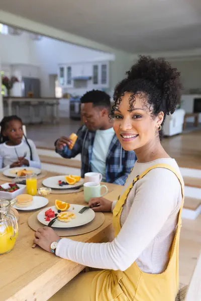 Mutlu Afro Amerikan Kadın Masada Oturuyor Ailesiyle Bir Şeyler Atıştırıyor — Stok fotoğraf
