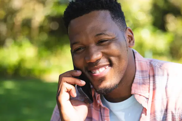 Felice Uomo Afroamericano Seduto Sulle Scale Parlare Smartphone Giardino Soleggiato — Foto Stock