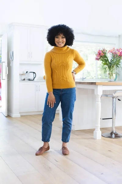 Szczęśliwa Afroamerykanka Stojąca Ręką Plecach Domu Kopiująca Przestrzeń Wewnątrz Ekspresja — Zdjęcie stockowe