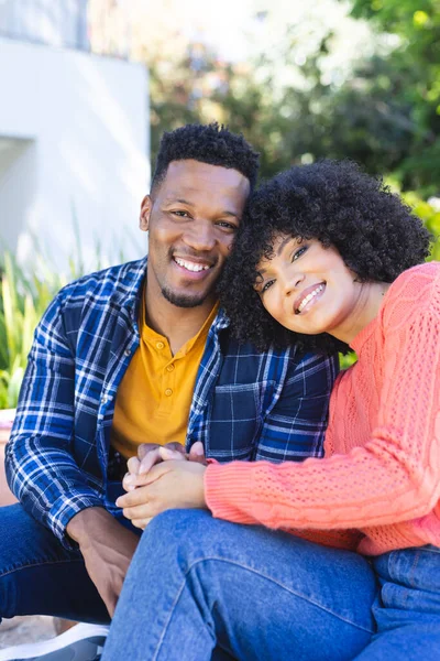 Glad Afrikansk Amerikansk Par Omfamna Och Hålla Hand Trappor Solig — Stockfoto