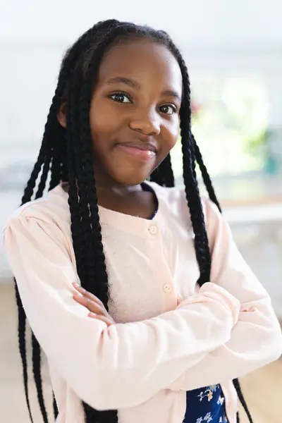 ハッピーアフリカ系アメリカ人の少女が自宅で腕を交差し 宇宙を模倣した 子供時代 家庭生活 変わらない — ストック写真