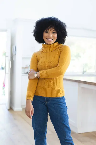 Glückliche Afrikanisch Amerikanische Frau Steht Händchen Haltend Hause Kopiert Raum — Stockfoto