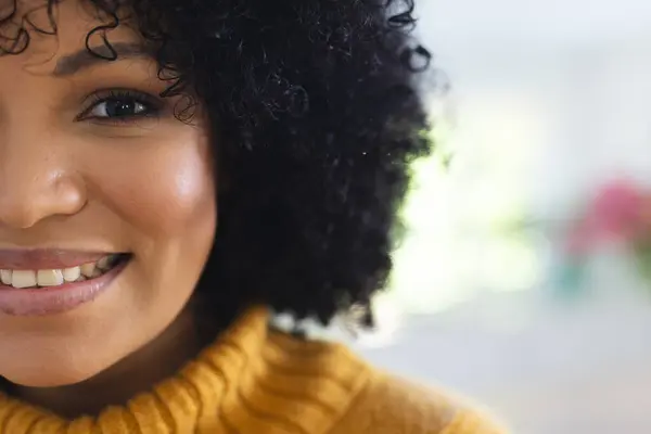 Šťastná Afroameričanka Tvář Zblízka Doma Kopírujte Prostor Indoors Expression Gesticulation — Stock fotografie
