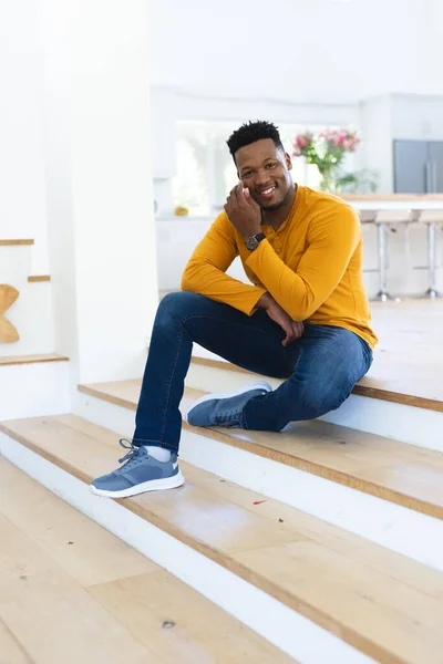 Een Gelukkige Afro Amerikaanse Man Die Thuis Trap Zit Zijn — Stockfoto
