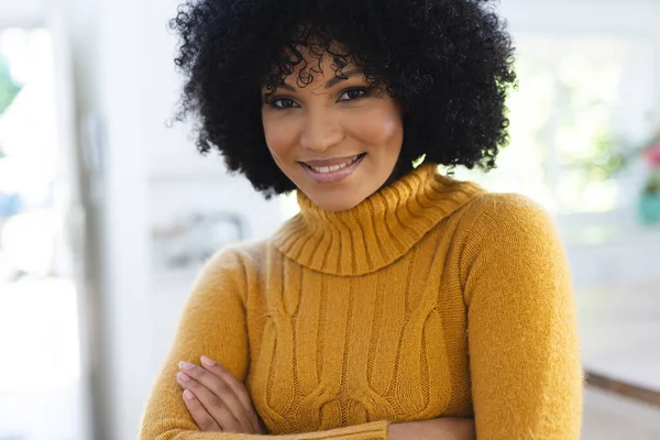 Mujer Afroamericana Feliz Pie Con Los Brazos Cruzados Casa Espacio —  Fotos de Stock