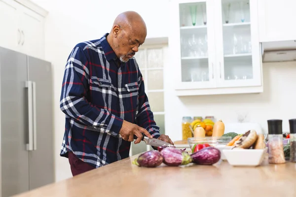 非裔美国老人在厨房准备蔬菜 切洋葱 生活方式 老年生活方式 烹调和家庭生活 — 图库照片