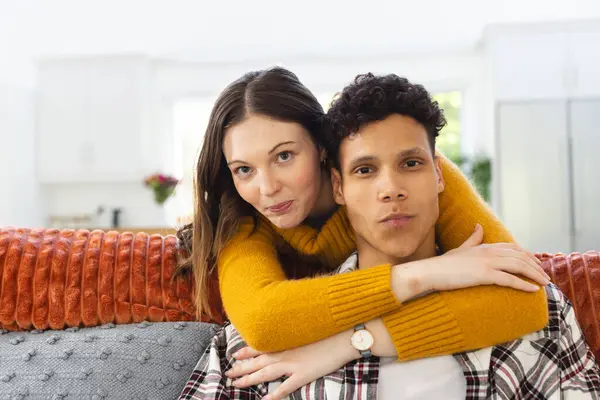 自宅でソファーに抱擁する幸せな多様なカップルの肖像画 コピースペース レジャー トータルネス 楽しさと家庭生活 変わらない — ストック写真
