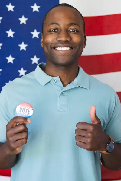 Młody Afroamerykanin Okazuje Swoje Poparcie Dla Demokracji Odznaką Głosuj Dumnie — Zdjęcie stockowe
