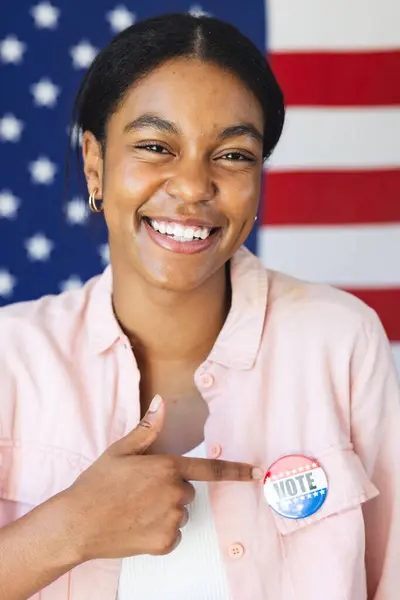 Young Biracial Woman Smiles Proudly Front American Flag Showcasing Her — Fotografia de Stock