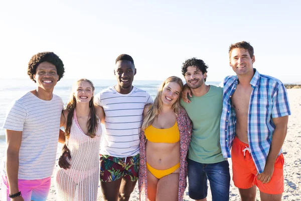 Diverso Grupo Amigos Disfrutan Día Playa Sonriendo Posando Juntos Capturan —  Fotos de Stock