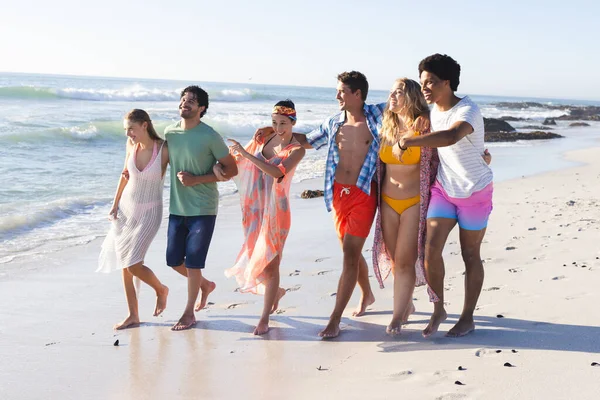 Çeşitli Arkadaş Grupları Plaj Günlerinin Tadını Çıkarır Sıradan Bir Açık — Stok fotoğraf