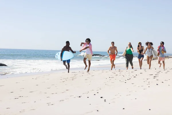 Diversos Grupos Amigos Disfrutan Día Playa Con Espacio Para Copiar —  Fotos de Stock