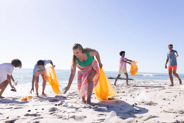 Grupo Diverso Amigos Están Limpiando Playa Recogiendo Basura Con Espacio —  Fotos de Stock