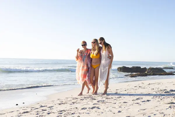 Tre Giovani Donne Godono Una Giornata Sole Sulla Spiaggia Con — Foto Stock
