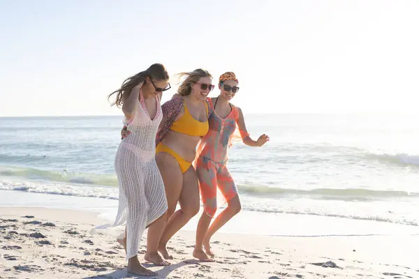 Troje Przyjaciół Cieszy Się Słonecznym Dniem Plaży Przestrzenią Kopiowania Młode — Zdjęcie stockowe