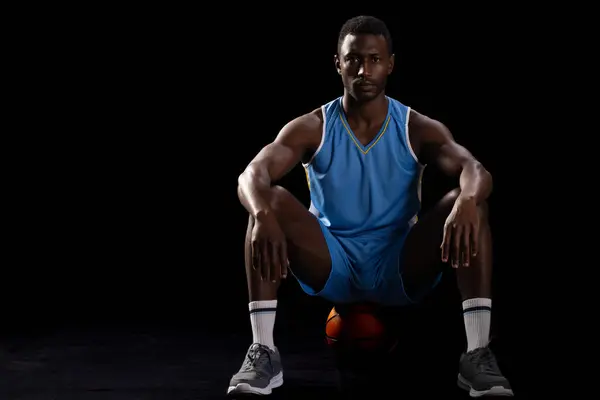 Odaklanmış Afro Amerikalı Bir Adam Basketbol Topuna Poz Veriyor Fotokopi — Stok fotoğraf