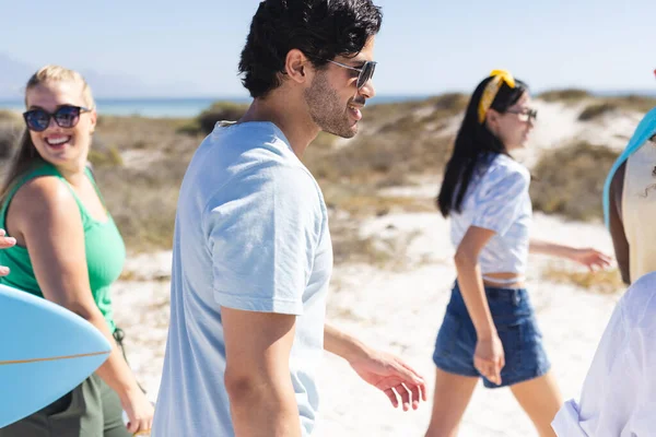 Bir Grup Genç Arkadaş Plaja Doğru Yürüyor Yaz Ruhunu Yansıtıyorlar — Stok fotoğraf