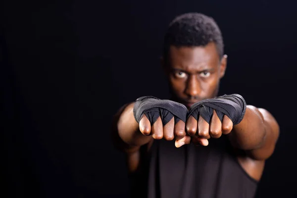 ボクシングスタンスのアフリカ系アメリカ人男性 コピースペース 彼の集中した表現と手袋は トレーニングやトレーニングセッションを示唆しています — ストック写真