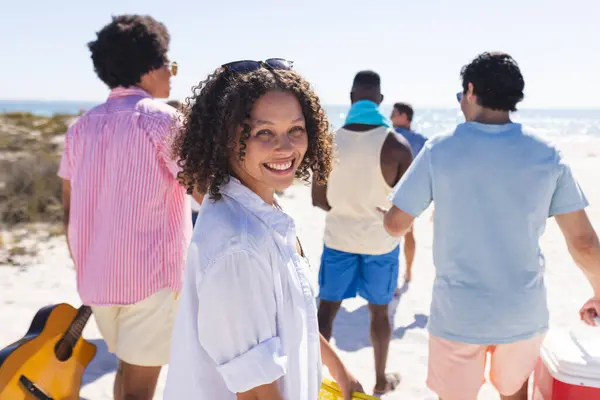 Grupo Diverso Amigos Está Disfrutando Día Playa Sonriendo Una Joven — Foto de Stock