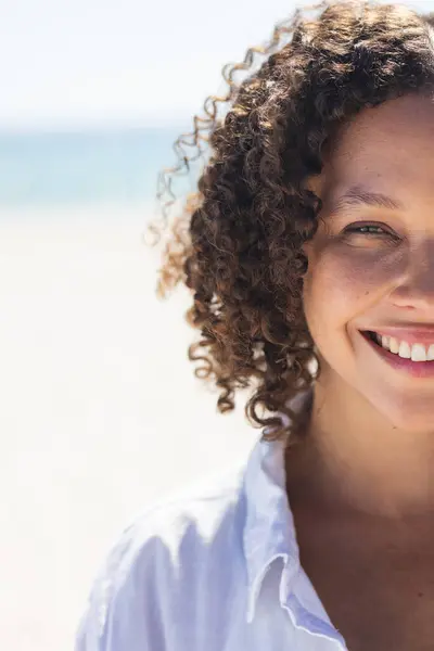 Junge Frau Lächelt Strahlend Strand Ihr Fröhlicher Ausdruck Fängt Die — Stockfoto