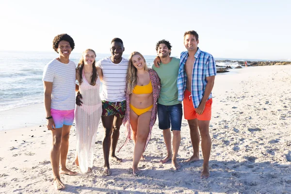 Diverse Group Friends Enjoy Sunny Day Beach Smiles Suggest Relaxing — Stock Photo, Image