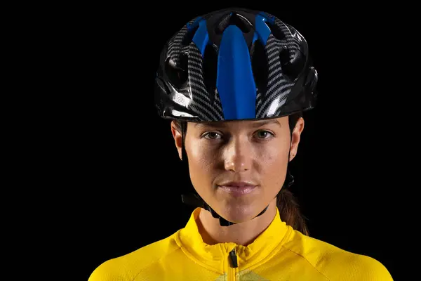 年轻的白人女人戴着自行车头盔 有复制空间 她穿着运动服 建议把注意力集中在安全和运动上 — 图库照片