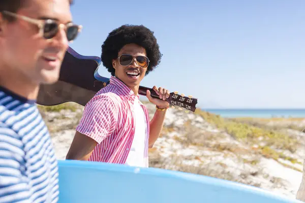 Young Caucasian Man African American Man Enjoy Sunny Beach Day — Stock Photo, Image