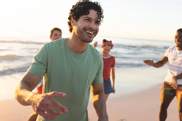 Różnorodni Przyjaciele Cieszą Się Słonecznym Dniem Plaży Śmiech Aktywne Zaangażowanie — Zdjęcie stockowe