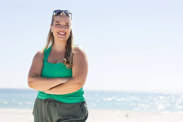 Young Size Caucasian Woman Stands Confidently Beach Copy Space Arms — Stock Photo, Image