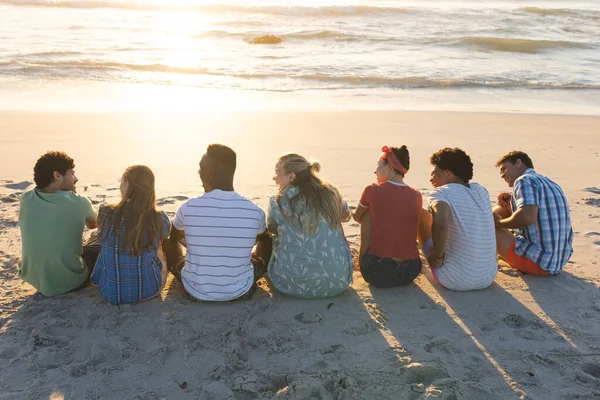 Diverse Group Friends Enjoy Sunset Beach Captures Moment Relaxation Camaraderie — Stock Photo, Image