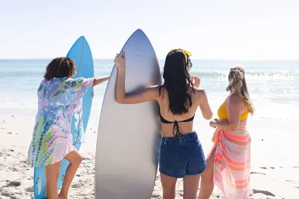 Young Biracial Caucasian Women Stand Ocean Friends Enjoy Sunny Beach — Stock Photo, Image